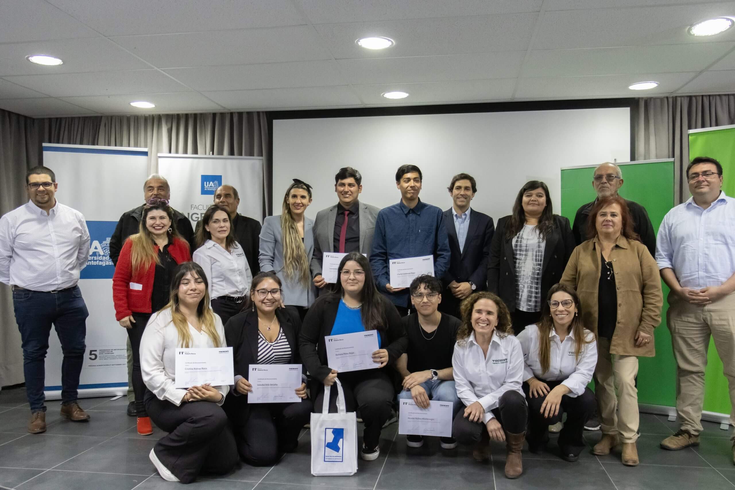 Entregan becas a estudiantes de ingeniería de la Universidad de Antofagasta