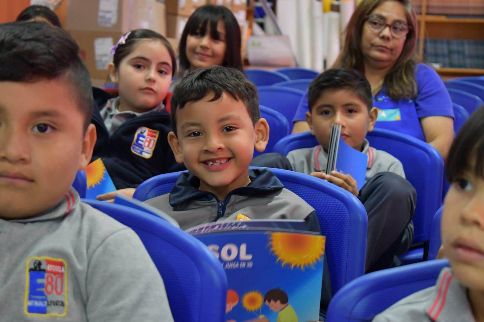 Niños y niñas recibieron libro “El Sol: aprende, pinta y juega en 3D” desarrollado por SERC-Chile y el CDEA