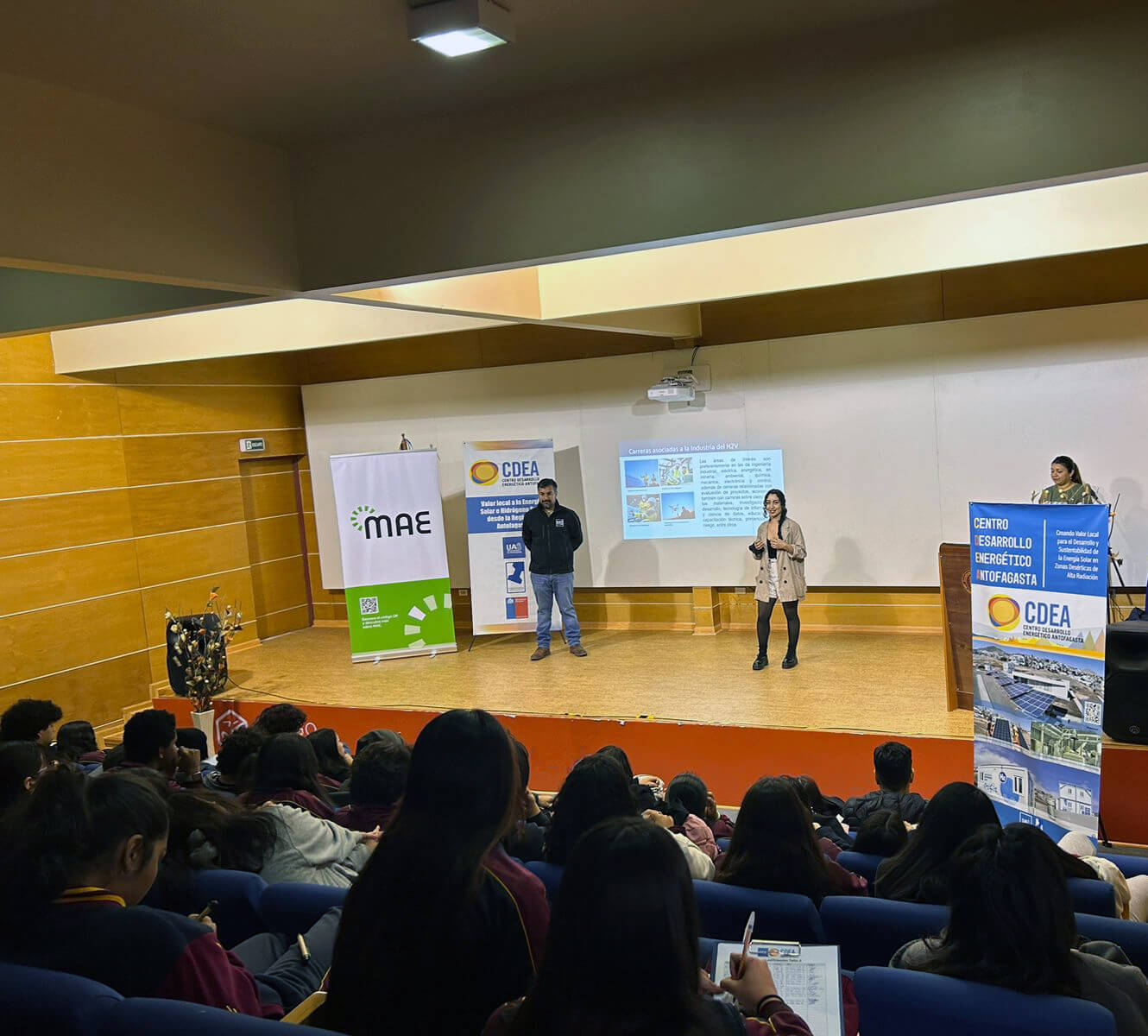 Con éxito se desarrolla la segunda edición de talleres educativos del CDEA-UA sobre hidrógeno y amoníaco verde en Mejillones